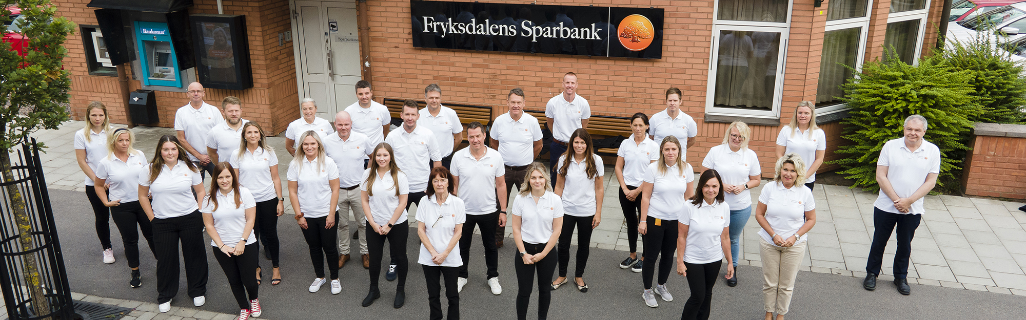 Fryksdalens Sparbanks personal utanför kontoret i Sunne