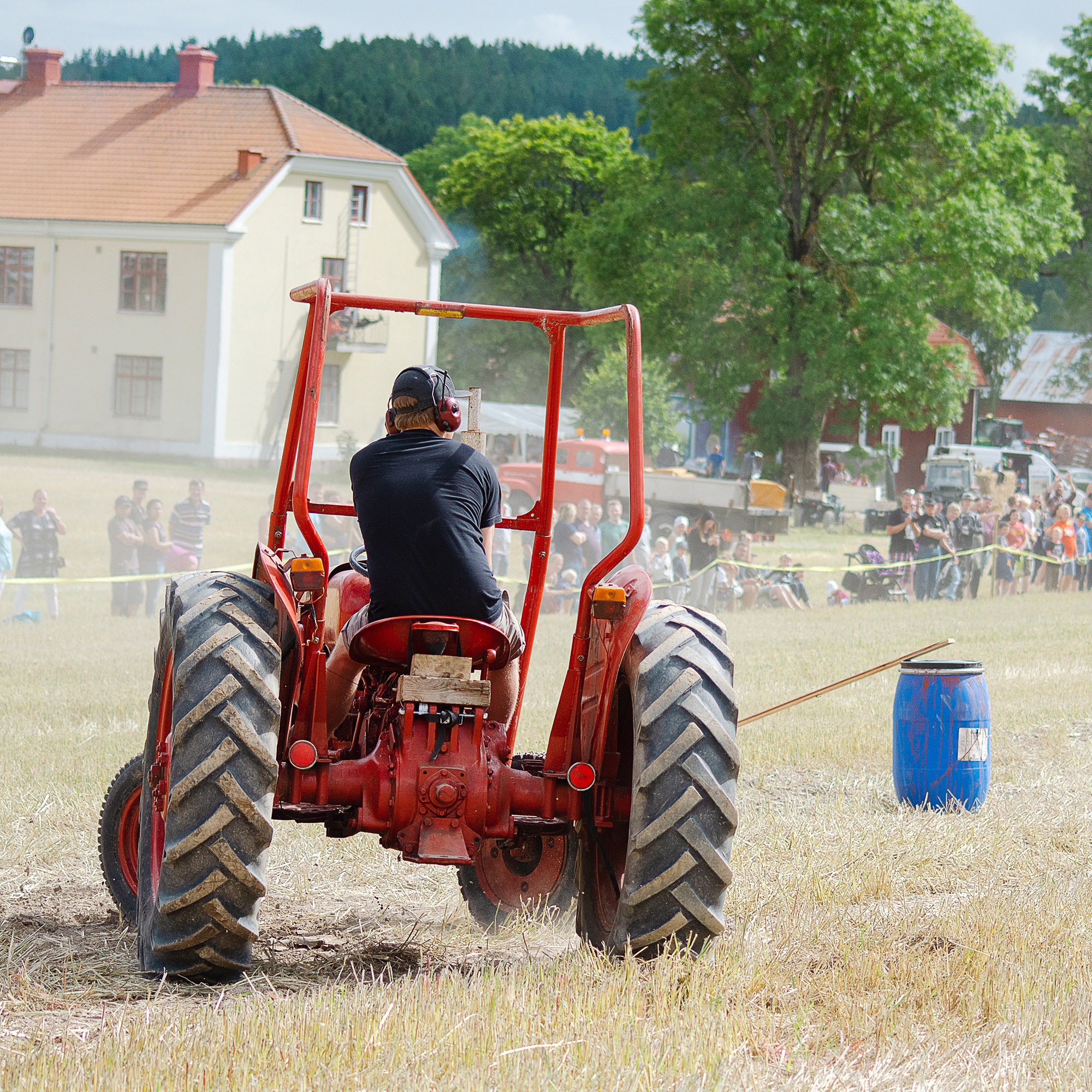 Man kör traktor på fält i Östra Ämtervik