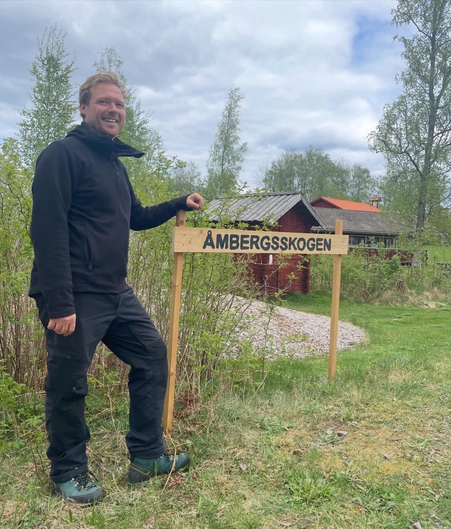 Martin Askes vid skylten in till Åmbergsskogen