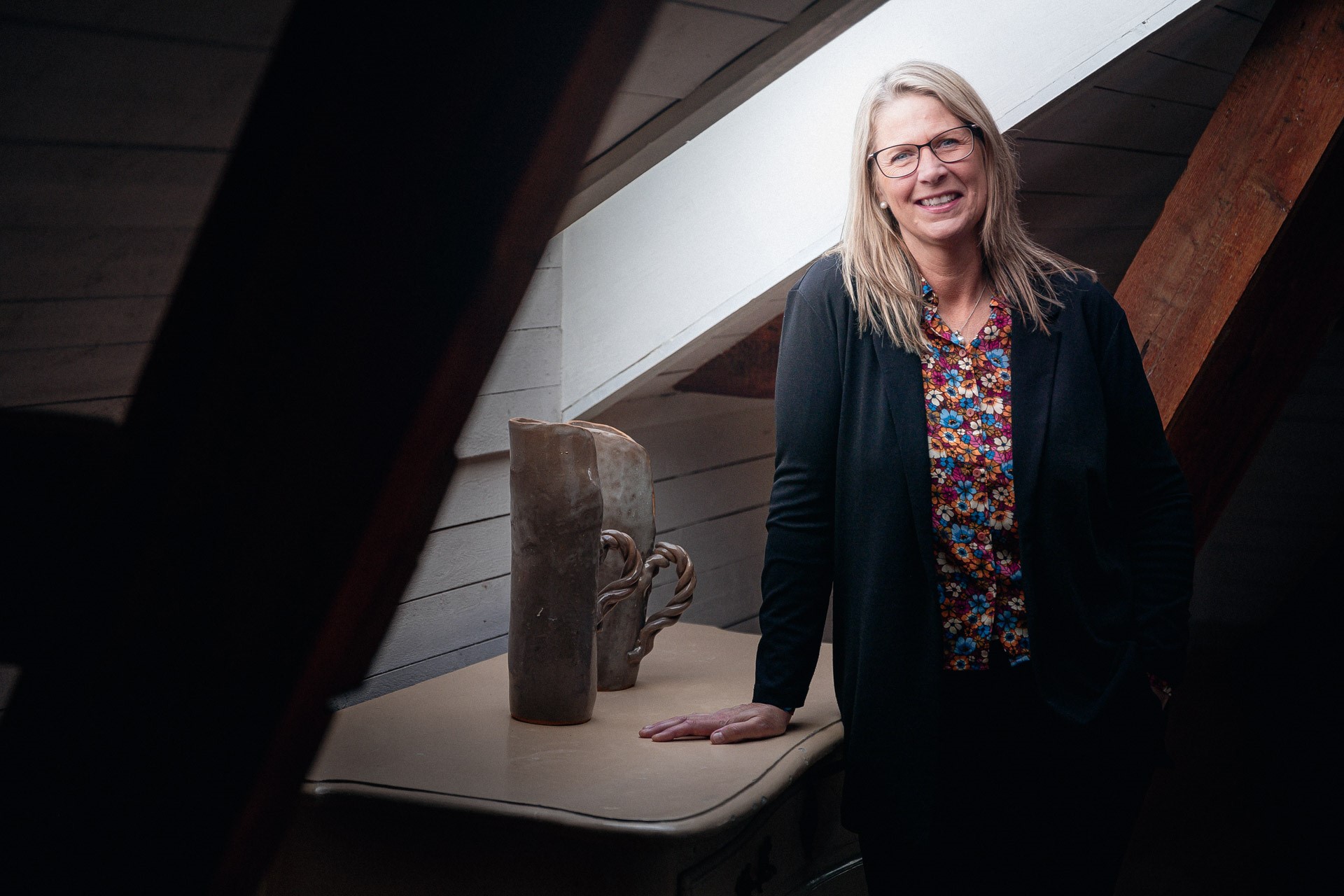 Anna Sahlström i konferenssalen på Sahlströmsgården