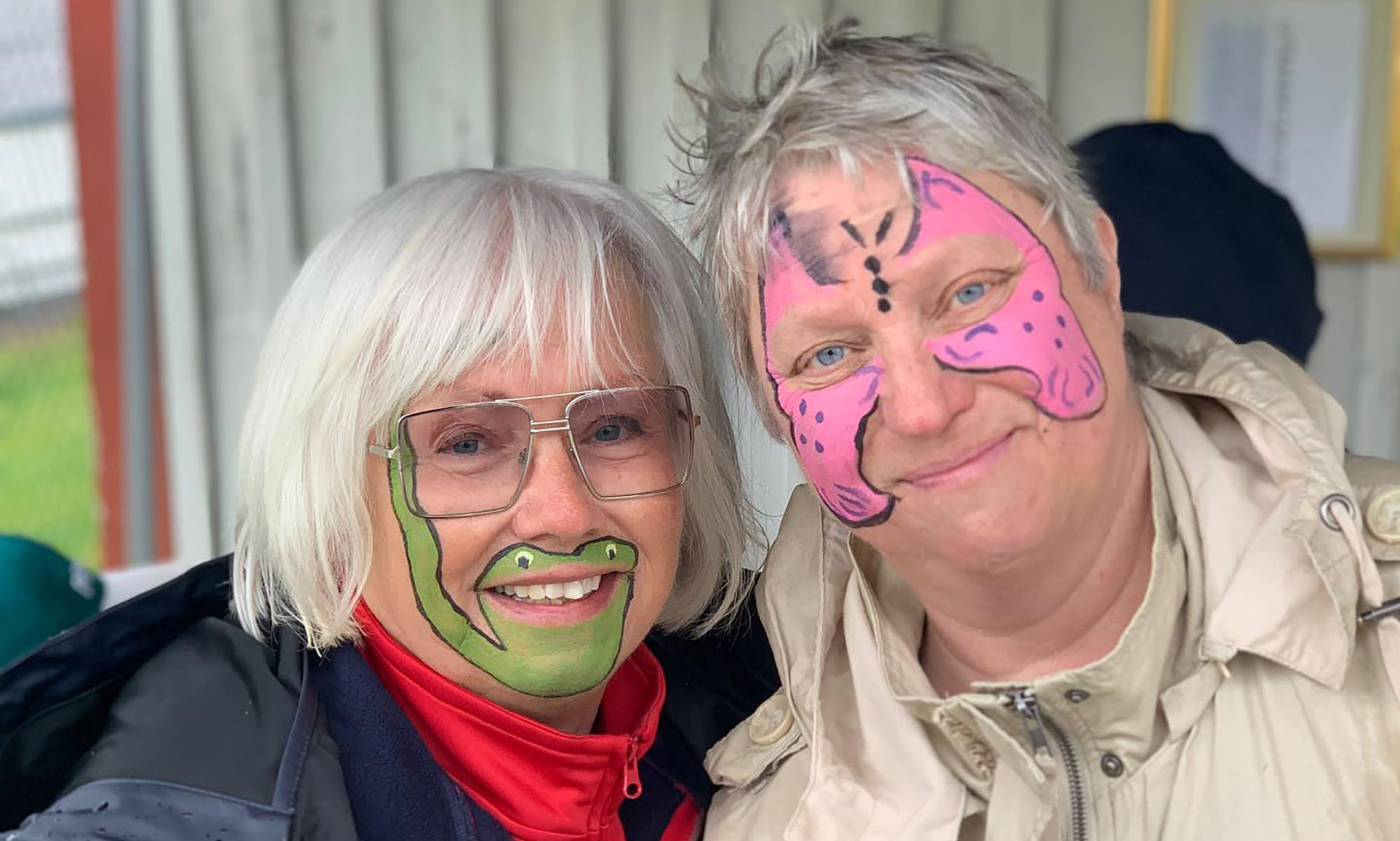 Två kvinnor med färgrann ansiktsmålning
