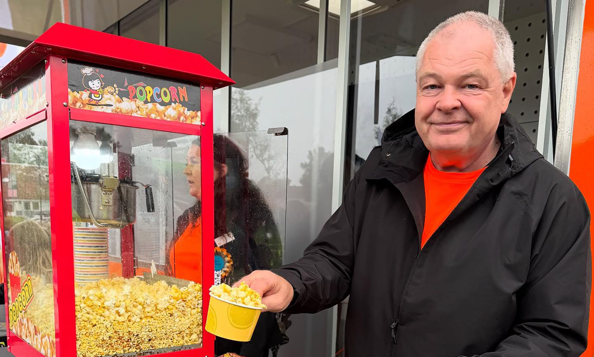 En man serverar popcorn.