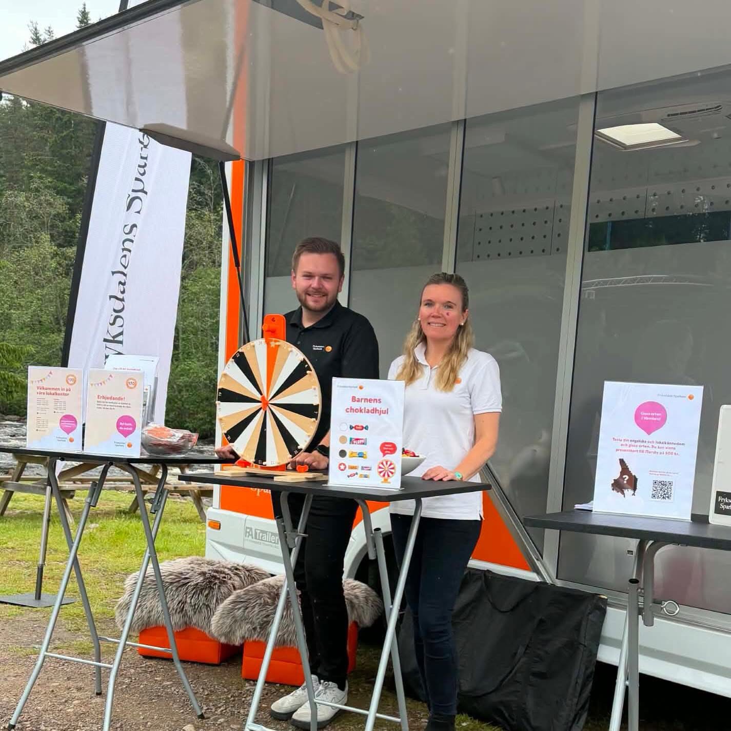 Emil Johansson och Marie Nilsson Larsen vid bankbussen i Ambjörby.