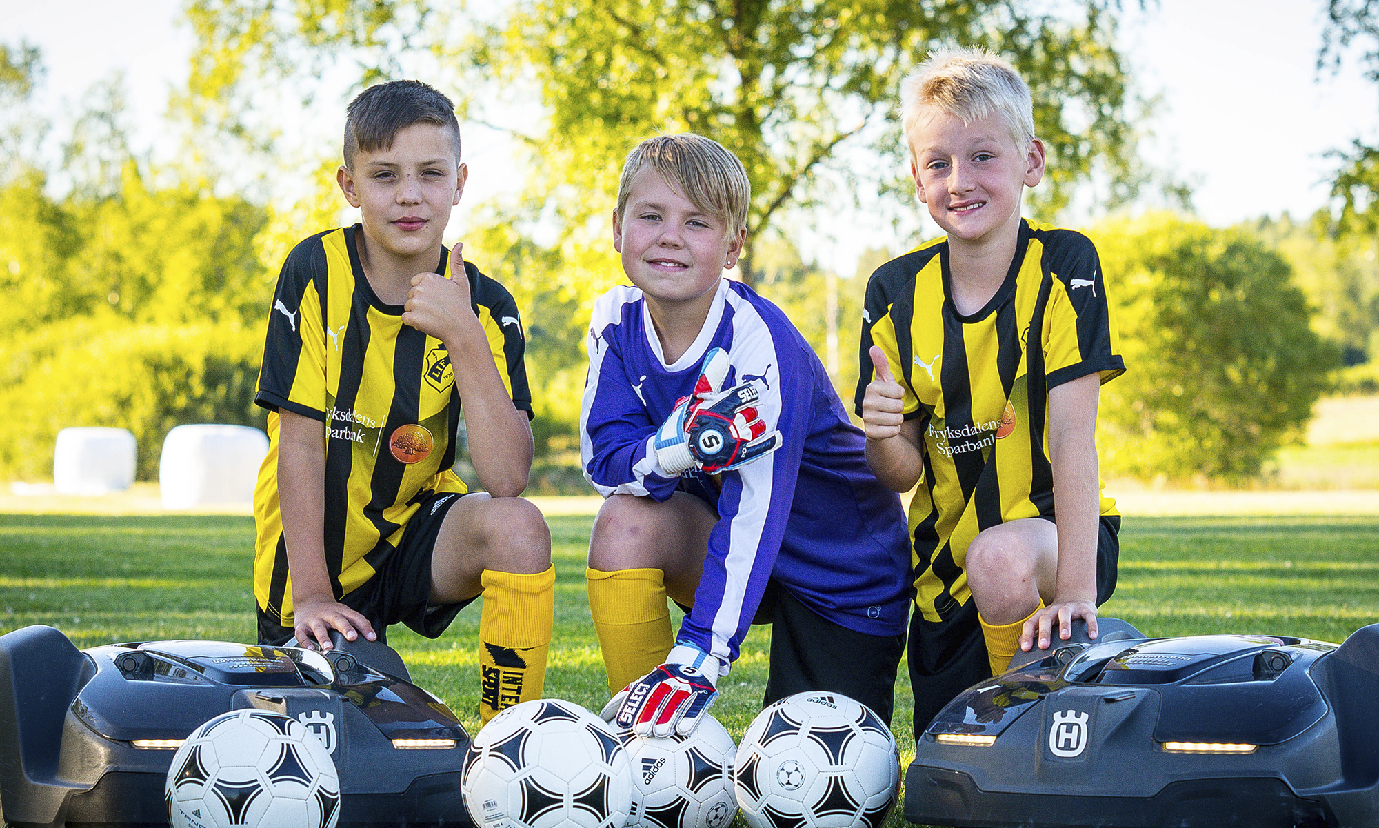 Fotbollsspelare från Lysviks IF med gräsklippare och bollar