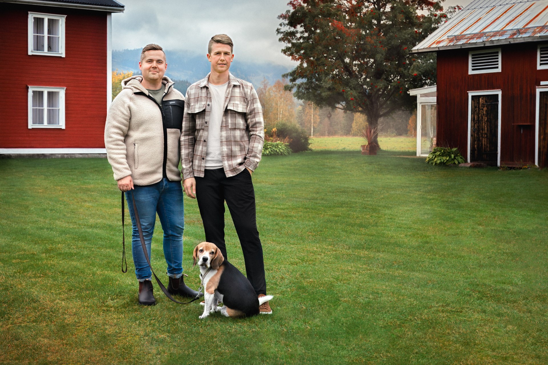 Ett par utanför ett rött hus med en hund.