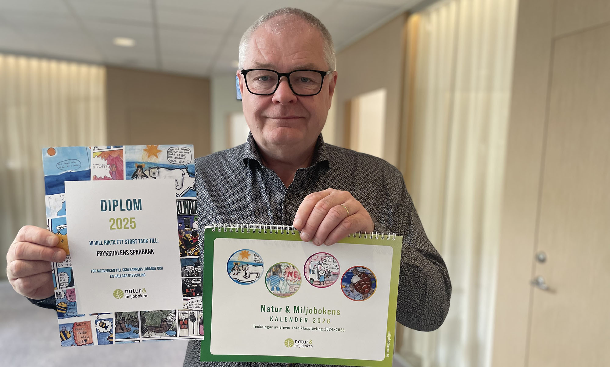 Vd Urban Rohdin med Natur- och miljöboken.
