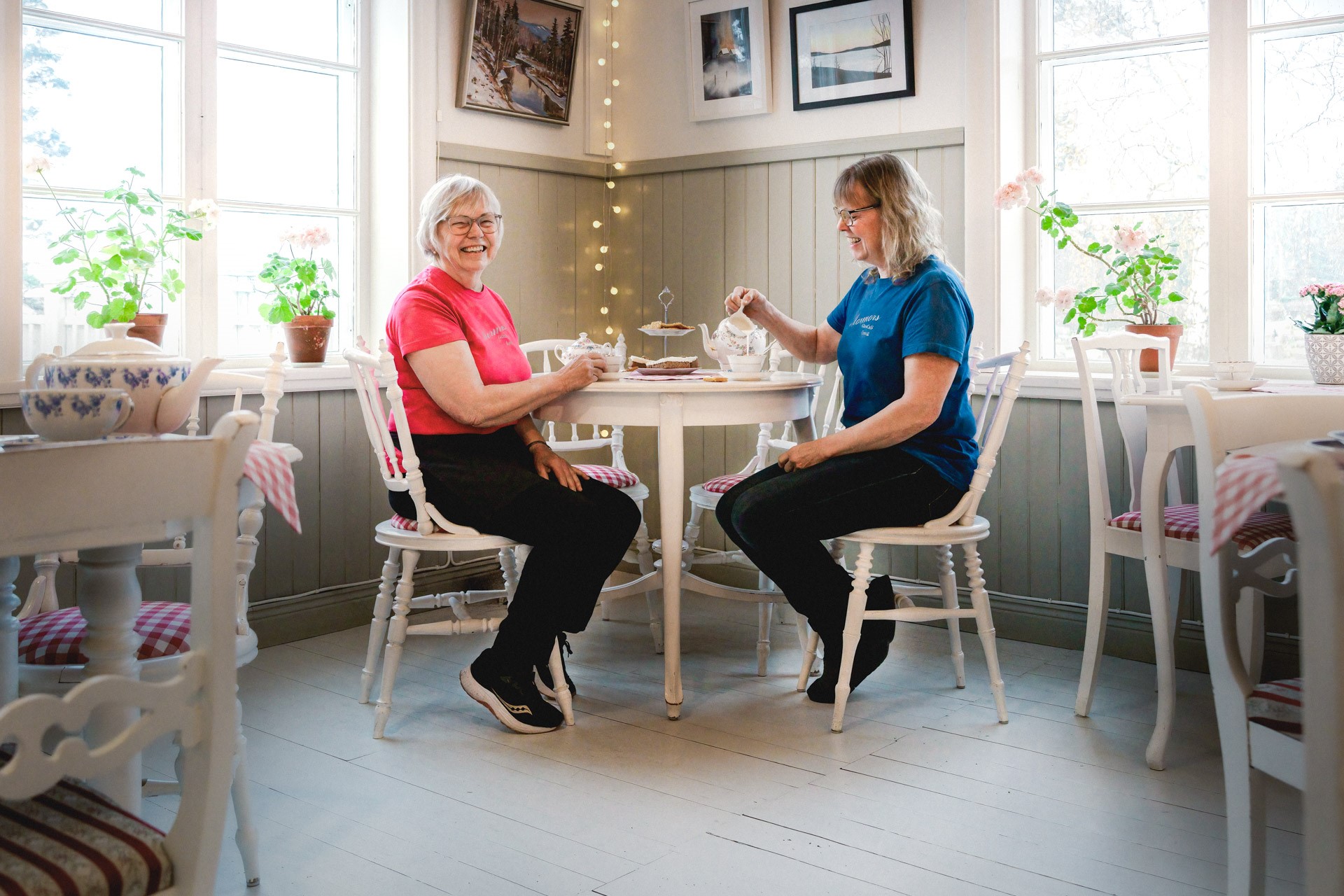 Två kvinnor dricker kaffe i ett café