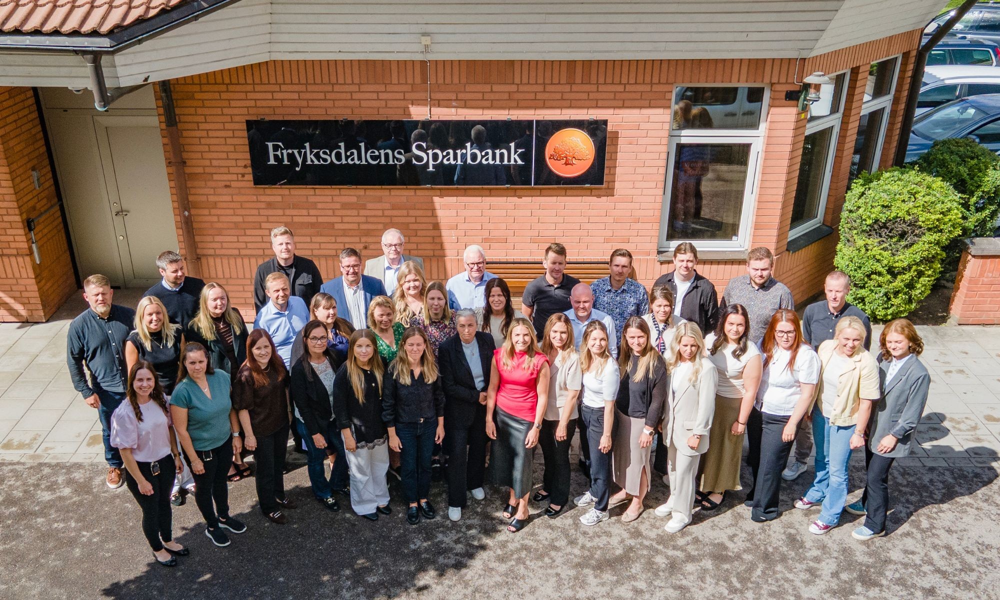 Personal i Fryksdalens Sparbank utanför Sunnekontoret.
