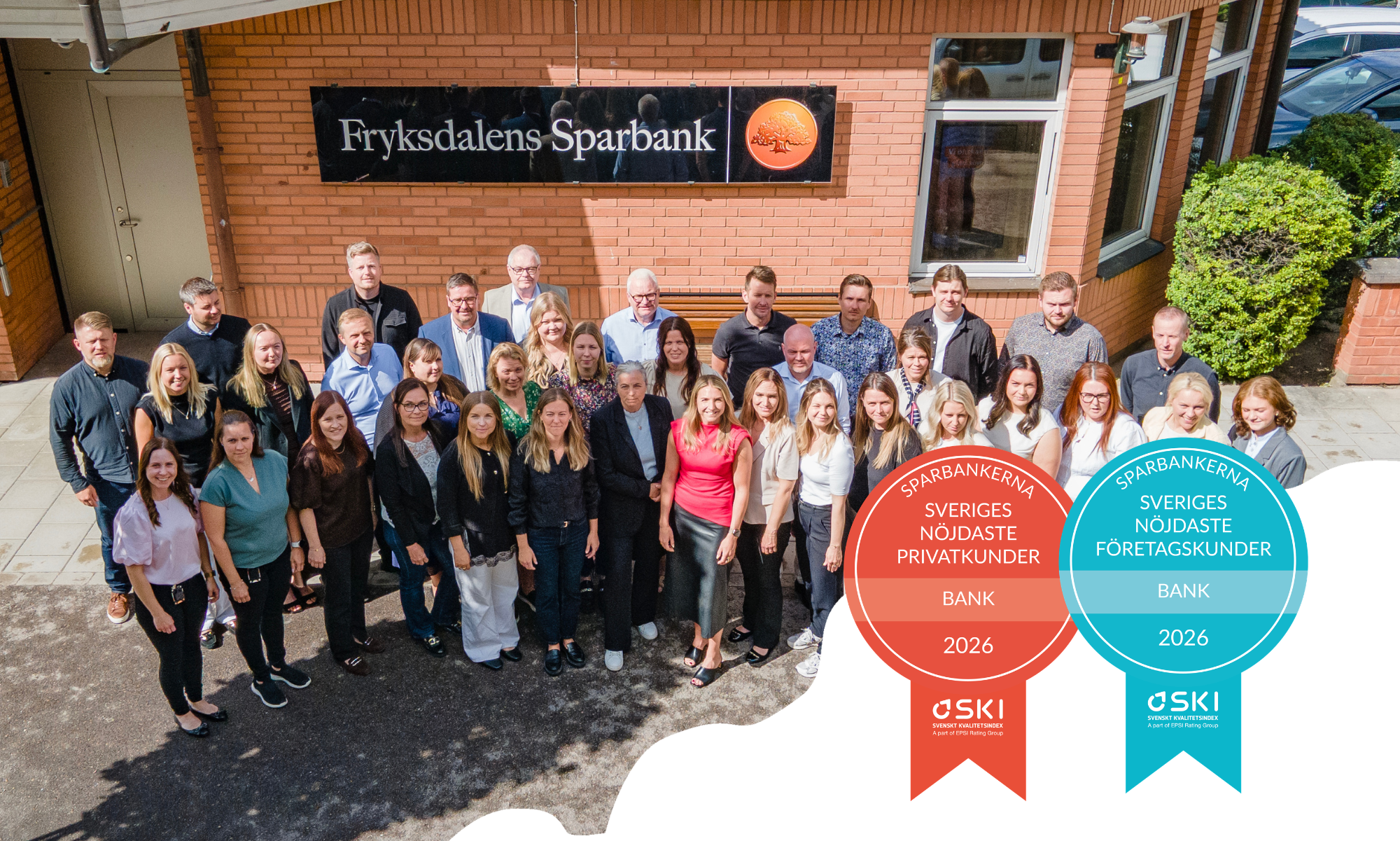 Fryksdalens Sparbanks personal utanför huvudkontoret i Sunne. Medaljer för högsta kundnöjdhet för privat- och företagskunder inflikade i höger nederkant.