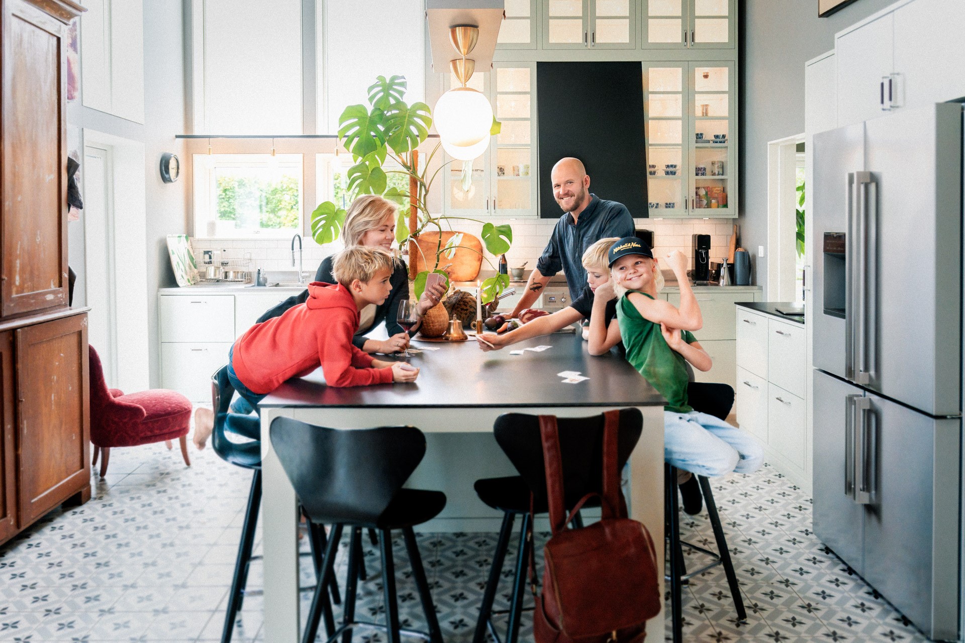 En familj vid köksbordet