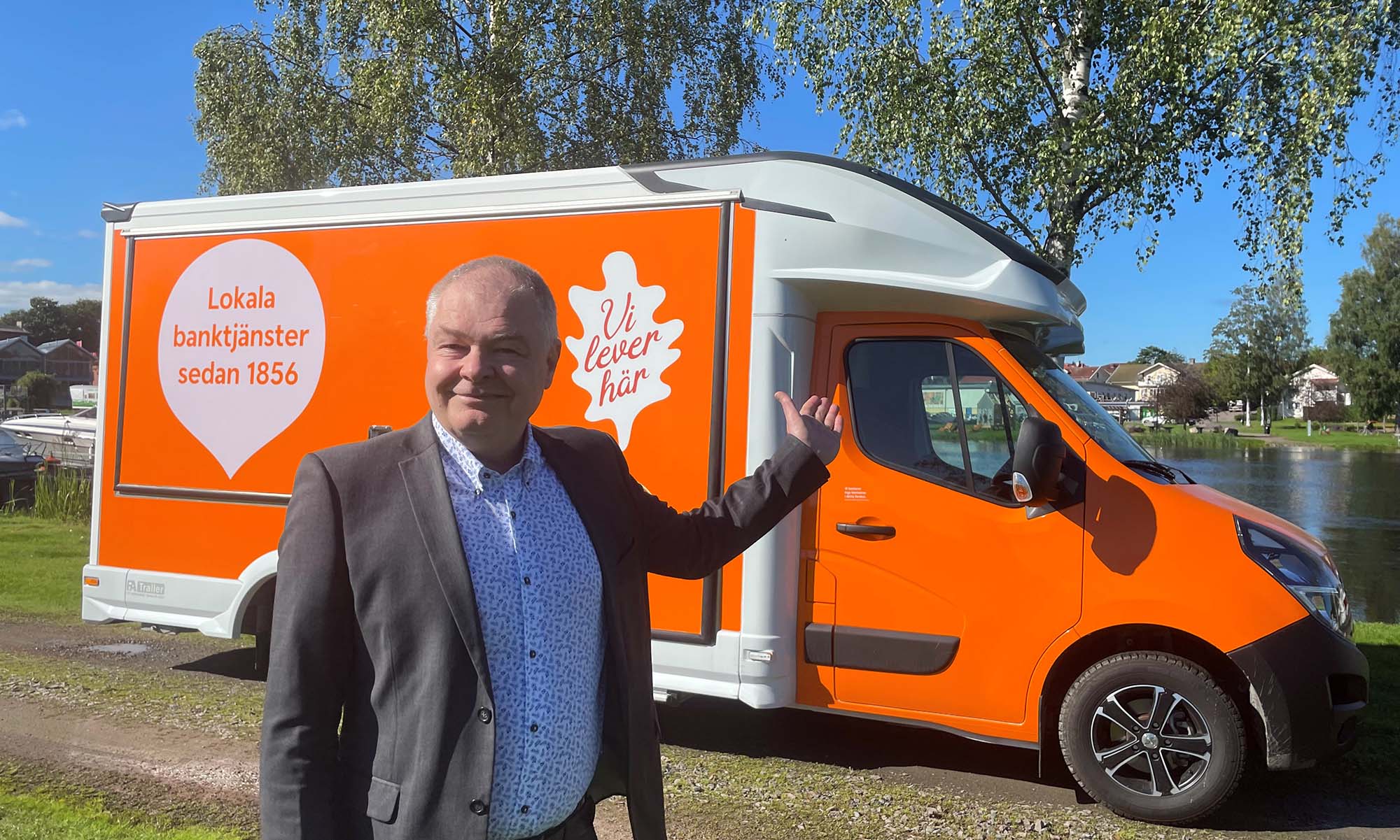 Urban Rohdin bredvid bankbussen