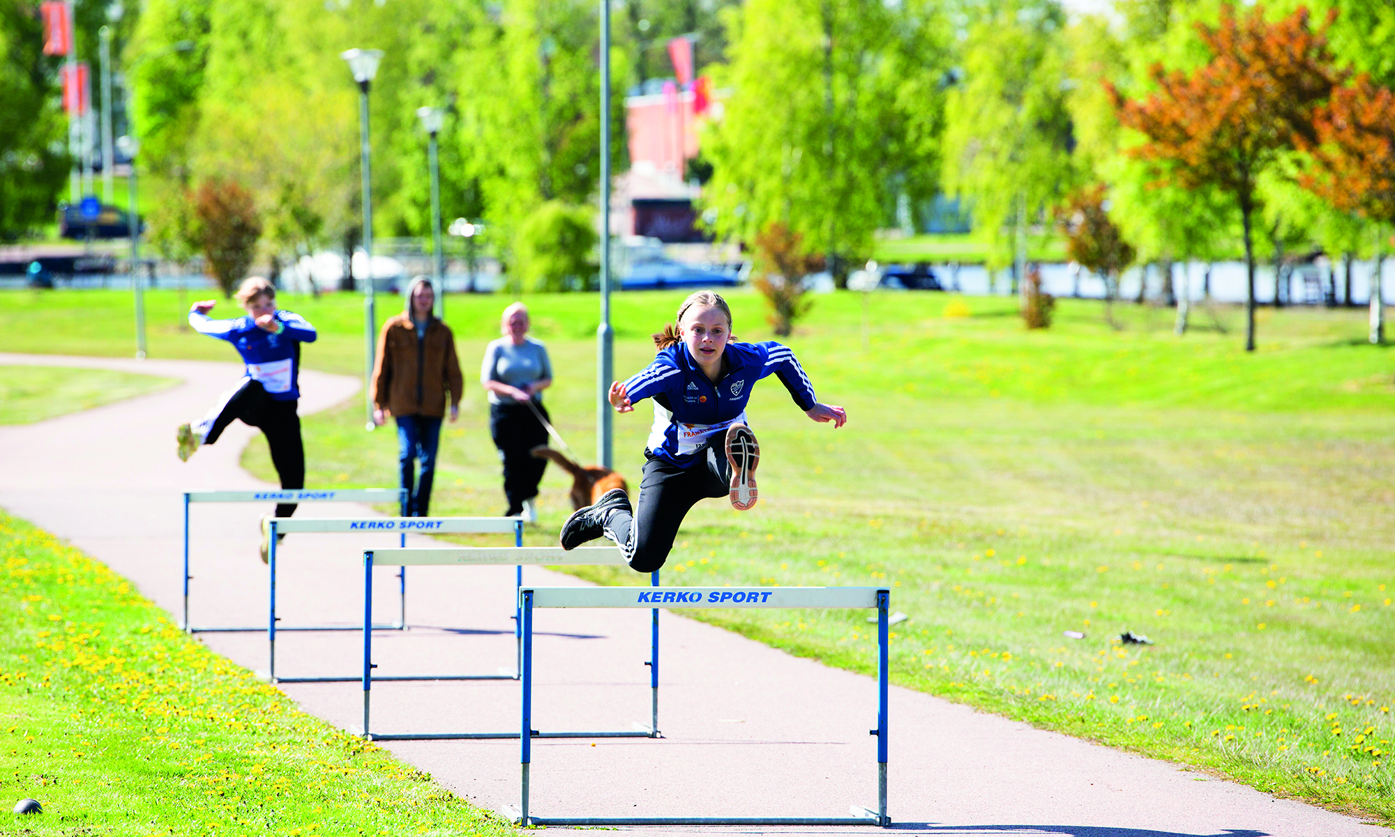 IFK Sunne Friidrott hoppar häckar på Framåtmarschen 2020.