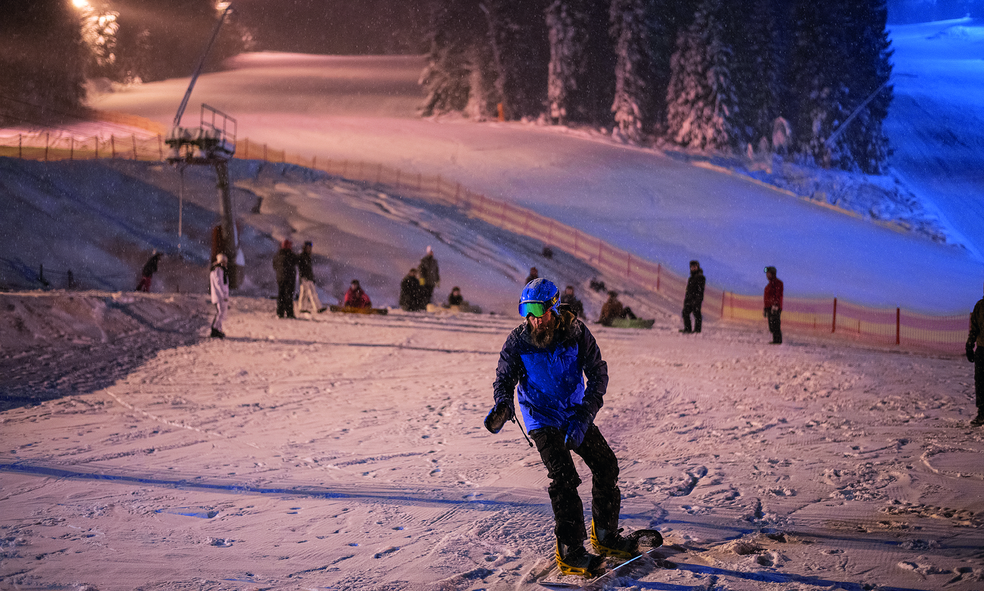 Man åker snowboard 